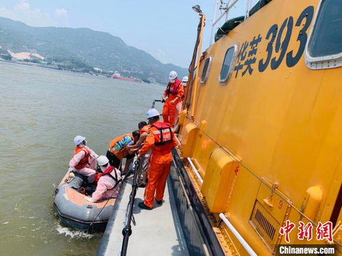 东海救助局成功救助11名遇险船员