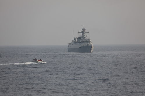 多图直击 顶着3米浪,海军攀枝花舰成功救起12名落水船员