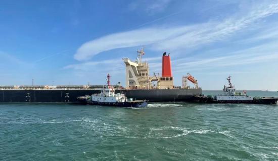 艘拖轮的共同助推下在山东港口青岛港和山东港口日照港一艘矿石开普船